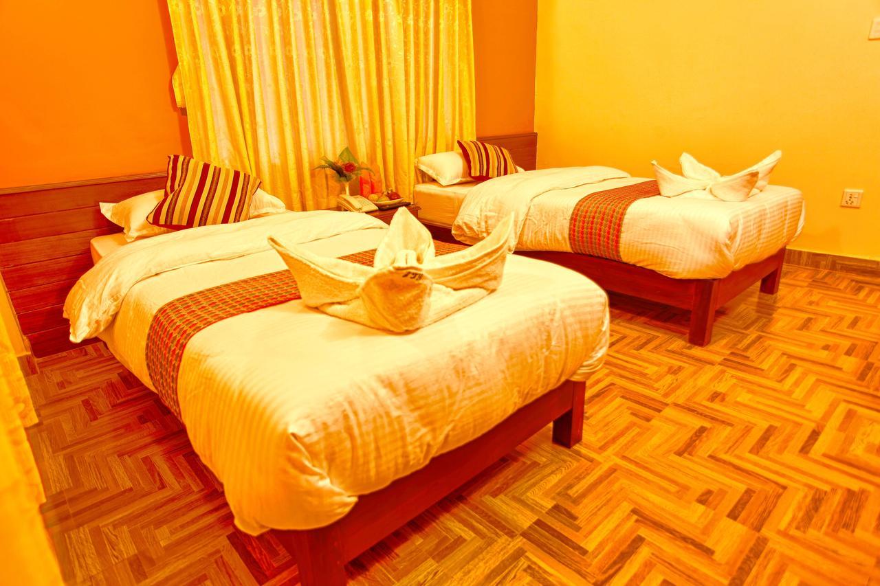 ホテル クリスタル パレス ポカラ エクステリア 写真